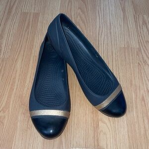 Crocs Black Ballet Flats With Gold Toe Stripe Sandals / Shoes Size 9